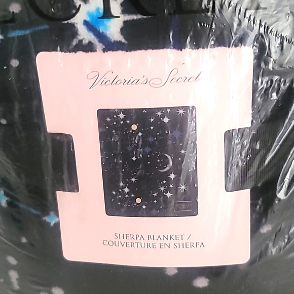 Victoria's Secret Sherpa blanket - Picture 2 of 4